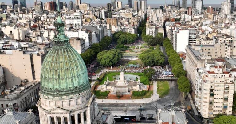 Investigan por intimidación pública a dos rusos que manipularon un dron sobre el Congreso