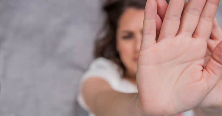 ¿Por qué los traumas de abuso sexual emergen en la adultez? La psicología responde