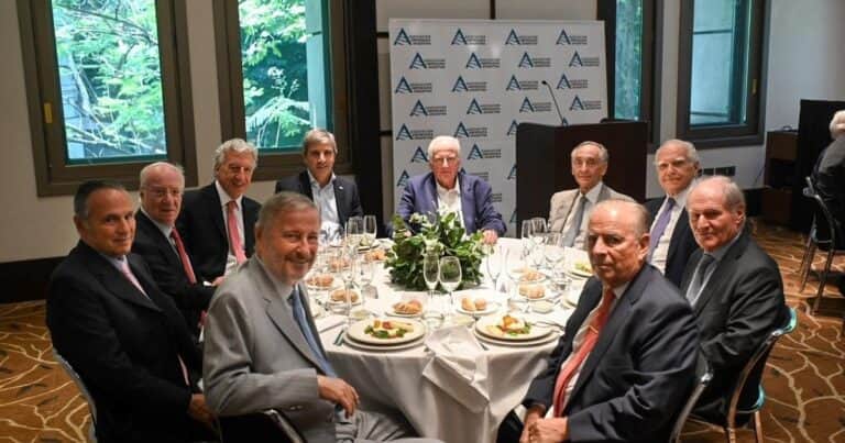 Luis Caputo hizo un fuerte llamado a los empresarios para que inviertan en el país