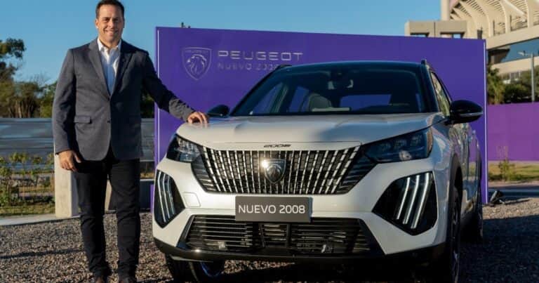 Autos: con cero kilómetro que no bajan de 15.000 dólares blue, para el titular de ADEFA «seguirán aumentando» en 2025