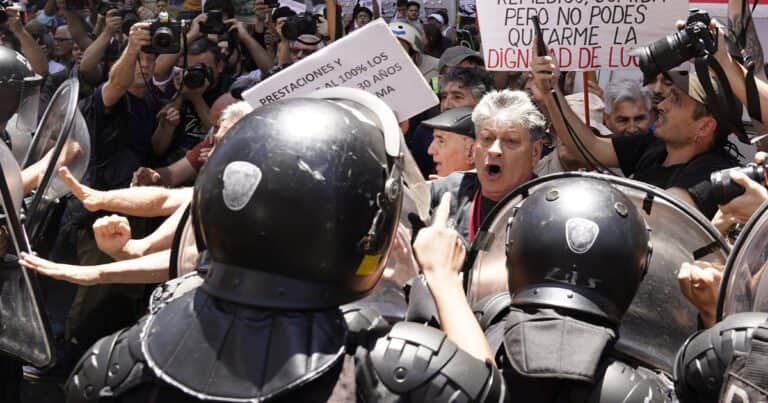 Recortes en medicamentos: jubilados protestaron frente a la sede central del PAMI y hubo tensión con la Policía