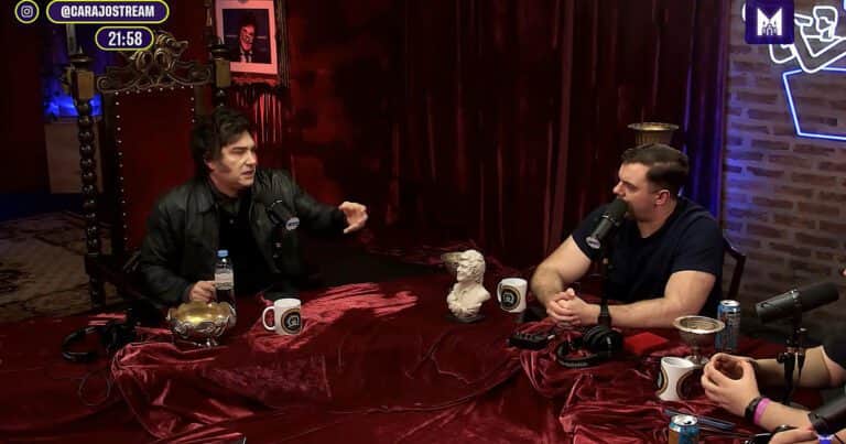 Javier Milei le regaló un busto de sí mismo al Gordo Dan y advirtió sobre el «exceso de gorilismo» de quienes «lo único que quieren es meter presa a Cristina».