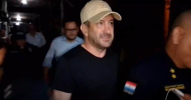 El curioso reclamo de un periodista de Paraguay al senador Kueider durante su traslado a la cárcel: «Se te trató bien acá, tendrías que irte esposado»