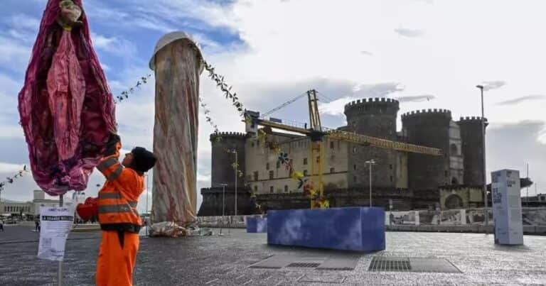 Una artista responde con una escultura de una vagina a la polémica estatua fálica de Nápoles