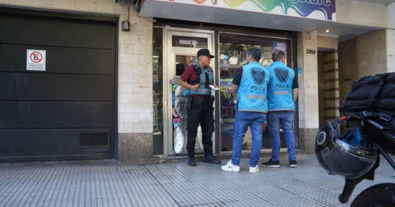 Crimen de Recoleta: vieron al tirador con peluca una hora y media antes cerca del kiosco