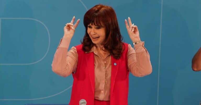 Cristina Kirchner asume la presidencia del PJ con un discurso centrado en criticar a Milei: «¿Quién va a invertir en una fábrica si tengo un sistema financiero que permite ganar en dólares el 50%?»