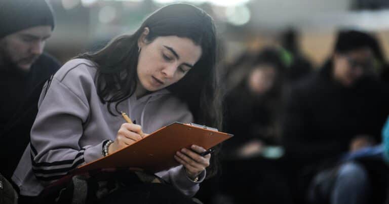 Empiezan a evaluar a los empleados públicos: el Gobierno dio a conocer el reglamento del examen