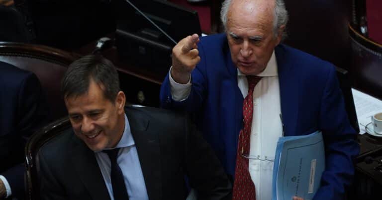 Otro fuck you kirchnerista: el gesto eufórico de Oscar Parrilli al zafar de la suspensión en el Senado