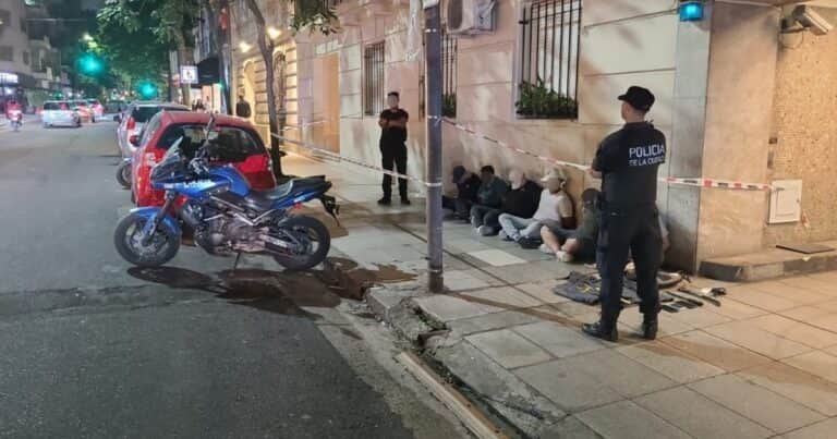«Veo por la cámara que están entrando y no los conozco»: el llamado al 911 que frustró un golpe comando en Recoleta