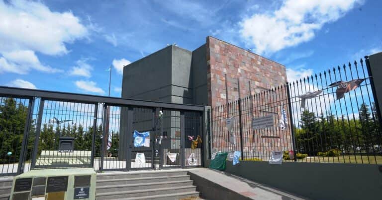 En Santa Cruz no saben qué hacer con el mausoleo de Néstor Kirchner: abandonado y deteriorado, la provincia analiza cómo mantenerlo