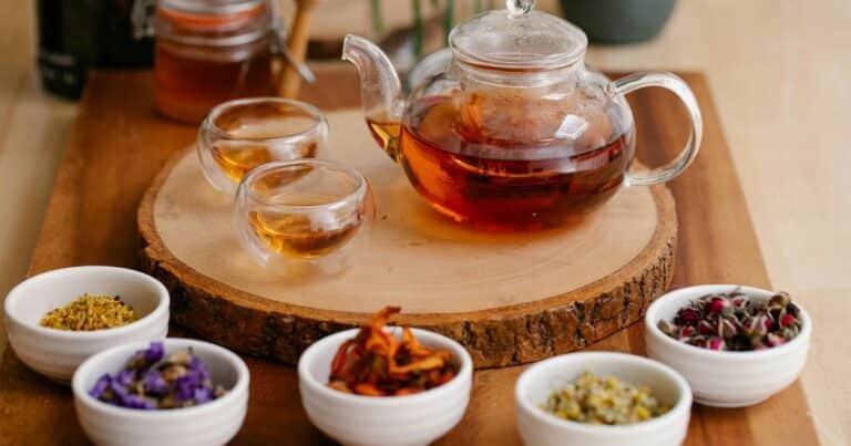 El té recomendado por Harvard que promete frenar el envejecimiento y prolongar la vida