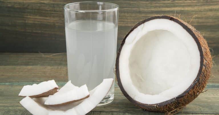 Cómo y a qué hora tomar el agua de coco para aliviar la resaca y la indigestión