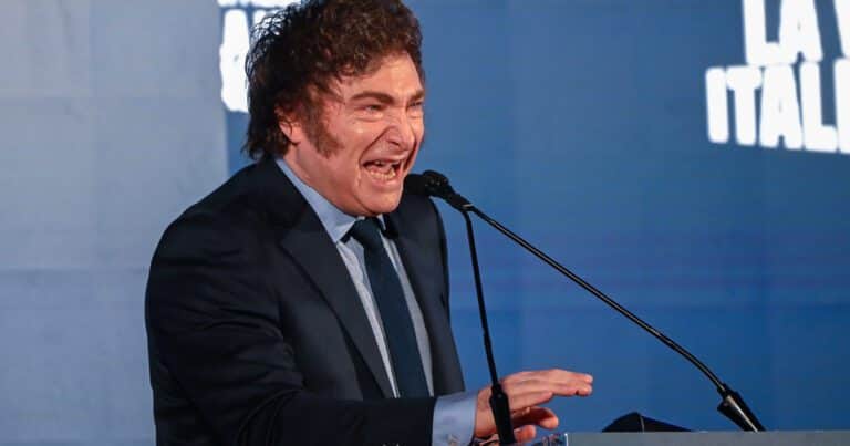 Javier Milei repasó su decálogo en Italia y, en plena polémica con Victoria Villarruel, dijo: «El que no acata la línea del partido es expulsado»