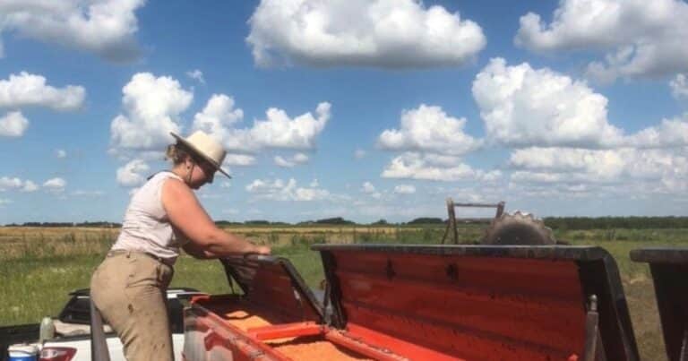 «Soy feliz acá»: abandonó la carrera universitaria, se fue a vivir al campo y ahora es contratista rural y produce carne de cerdo
