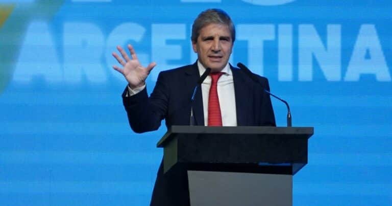 Luis Caputo se sumó al reclamo de los supermercados por el aumento de las tasas municipales