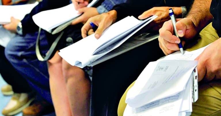 Empleo registrado: cae el empleo privado y público y crecen los monotributistas
