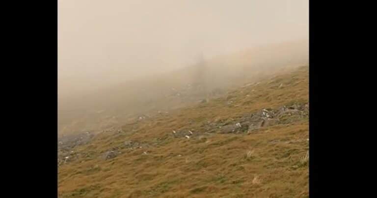 Corría por una montaña y una sombra parecía seguirlo: «Un fantasma»