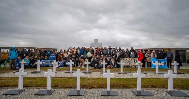 Lágrimas, dolor y toda la intimidad del regreso de los familiares de caídos en la guerra de Malvinas al cementerio de Darwin