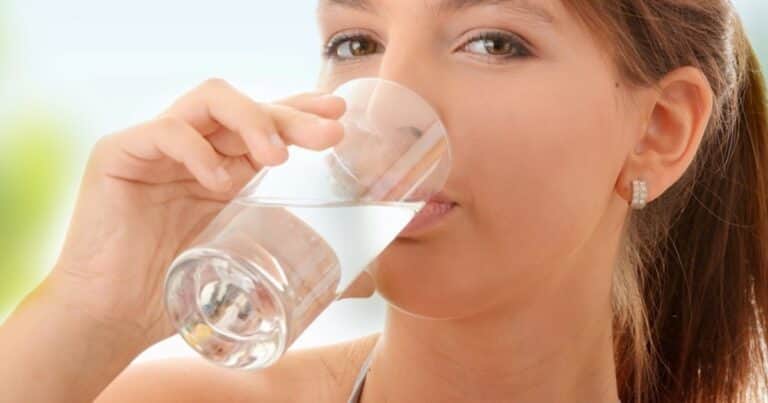 Qué pasa en el cuerpo si tomo agua caliente en ayunas todos los días