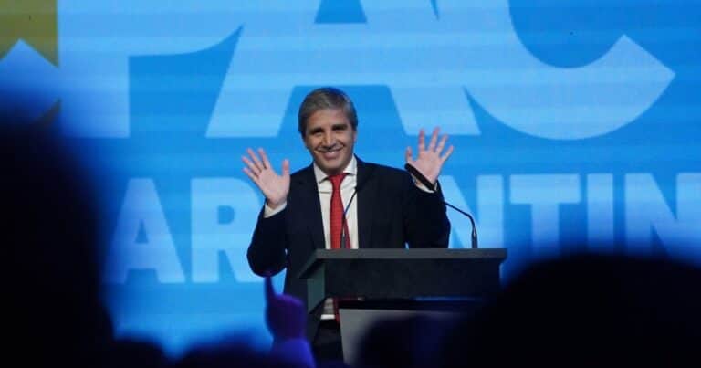 Luis Caputo habló sobre el salto del dólar blue: “La gente puede estar comprando porque se va de vacaciones”