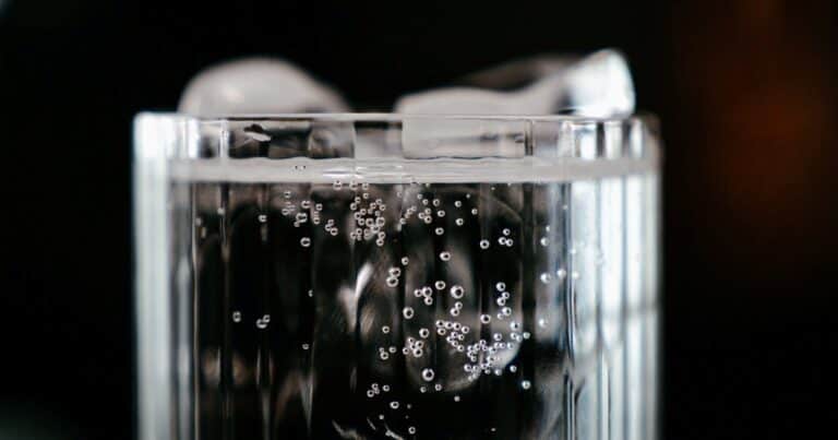 ¿Por qué aparecen burbujas en el agua? La ciencia detrás de este fenómeno