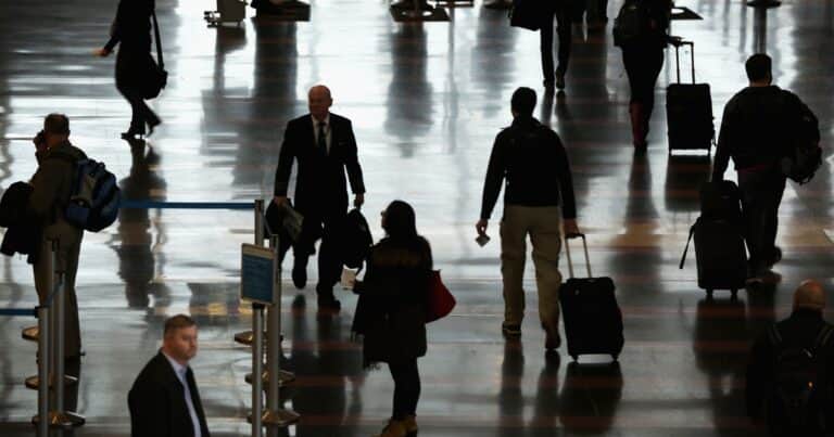 La llamativa nueva regla de American Airlines que hay que cumplir para abordar un avión
