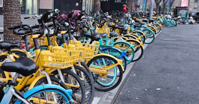 Celeste, amarillo y verde: el sistema de bicis chino que cambió para siempre la experiencia de viajar