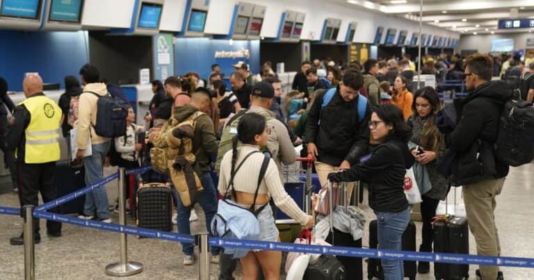 Los gremios aeronáuticos vuelven a la carga: piden a Aerolíneas recomponer salarios o amenazan con un nuevo conflicto