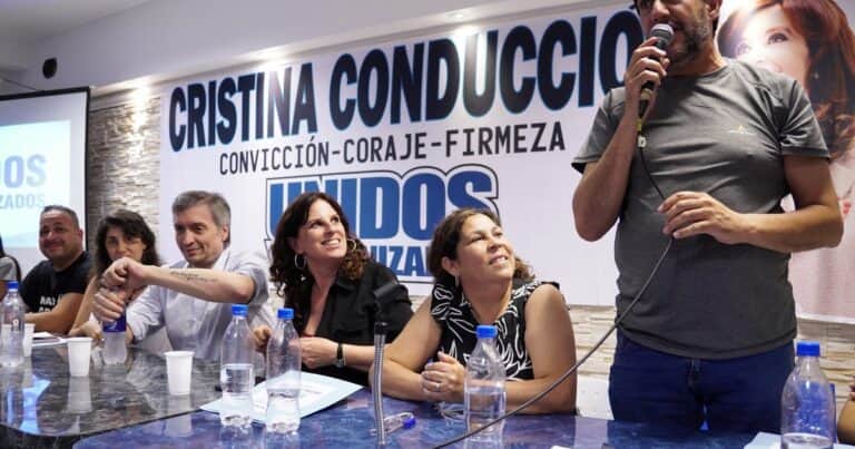 El acto en el que pusieron a Cristina Kirchner por arriba de San Martín, Rosas y Perón, con Máximo aplaudiendo