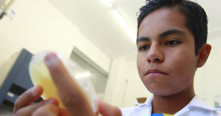 Quién es el joven de 12 años que logró convertirse en el biólogo molecular más joven del mundo
