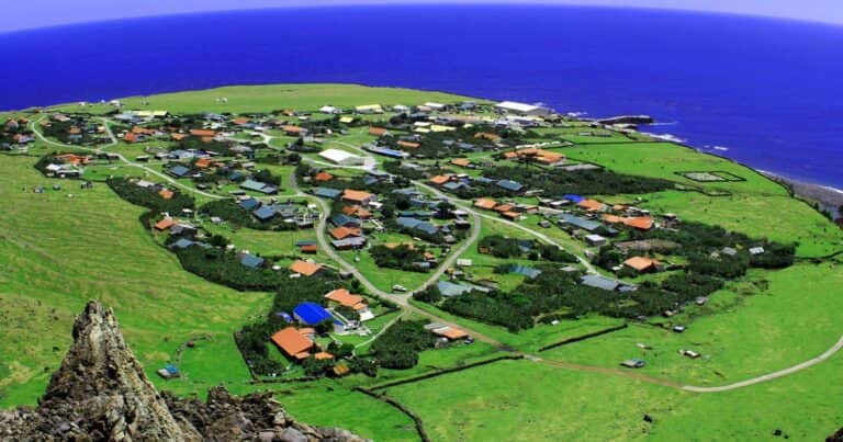 Dónde queda y cuál es la isla habitada más remota del mundo
