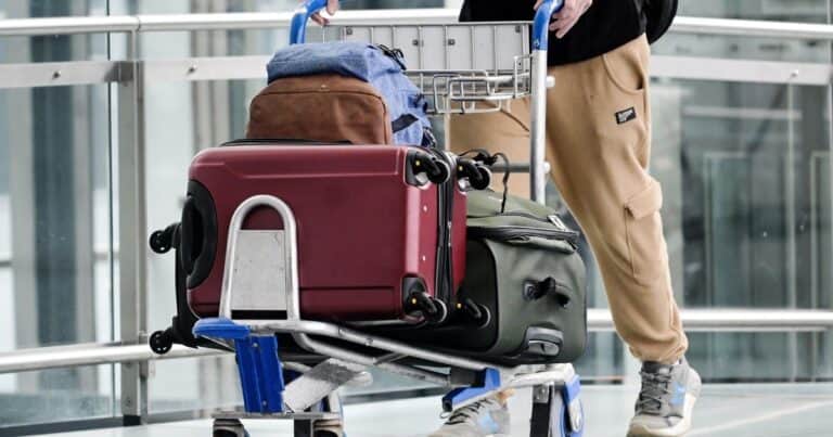 Esta importante aerolínea comenzará a cobrar por el equipaje de mano