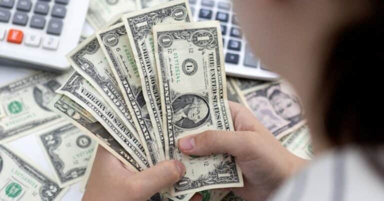 El dólar blue baja otro escalón y se extingue la brecha cambiaria