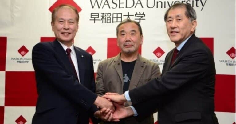 La confesión de Murakami al recibir título honorífico de su universidad: «Fuí un pésimo estudiante»