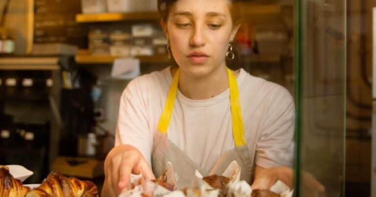 Una porteña de 24 años emigró y fundó su propia cafetería en el corazón de París