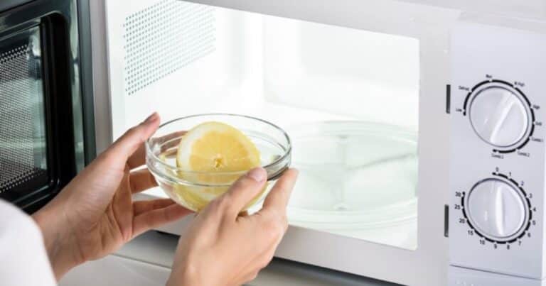 Los alimentos que nunca deberías calentar en el microondas, según expertos en salud
