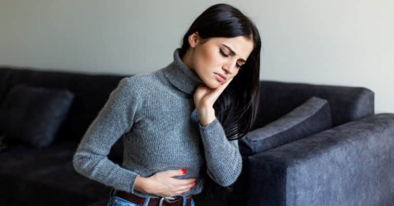 ¿Qué enfermedades se pueden detectar según el lado del dolor abdominal? La explicación científica