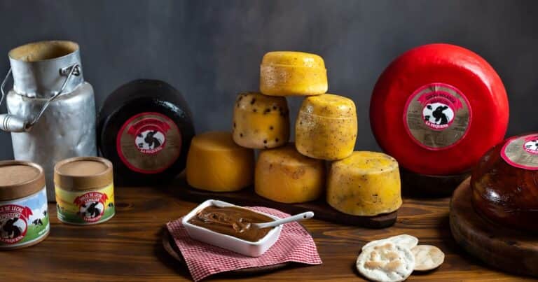 Es tercera generación de tamberos y compite en primera con sus quesos y dulces de leche