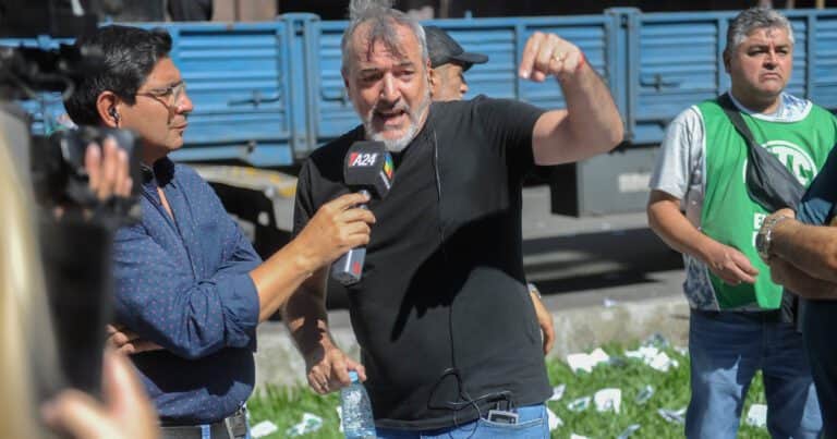 Un gremio dice que más del 96% de los empleados públicos aprobó el examen de idoneidad y ahora piden que los hagan planta permanente: «Al Gobierno le salió el tiro por la culata»