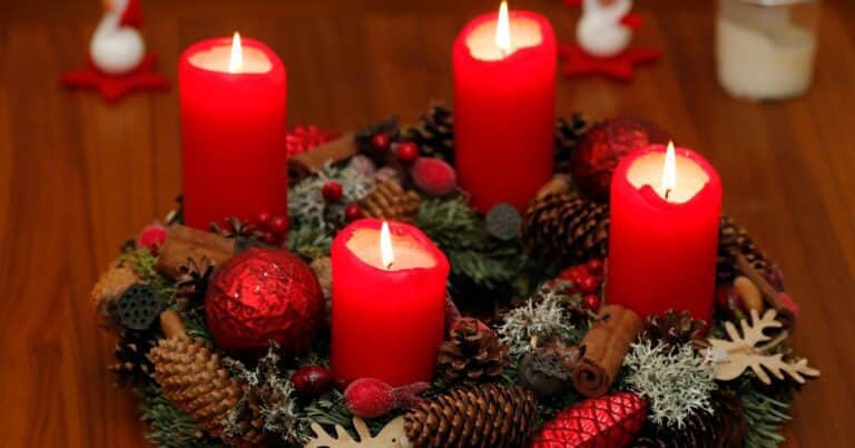 Corona de Adviento: el significado de los colores de sus velas y su tradición semana a semana