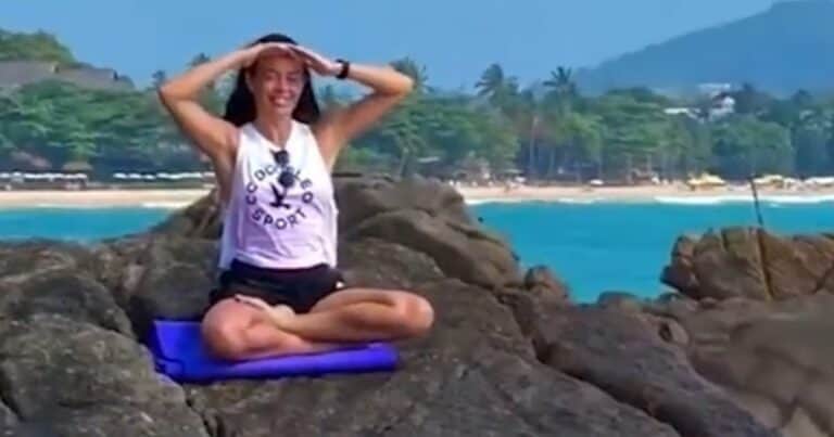 Una ola arrastra hasta la muerte a una profesora de yoga mientras medita sobre unas rocas frente al mar