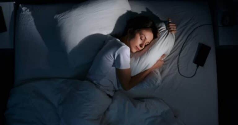 Qué significa abrazar una almohada para dormir, según la psicología