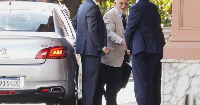 «Está en otra etapa de su vida, hubo desacuerdos y prefirió dar un paso al costado», la primera explicación del Gobierno tras la salida de Rodolfo Barra