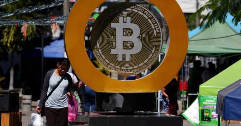 El Bitcoin vuelve a los US$ 100.000 después de un meteórico año: qué se espera para 2025 en la industria cripto