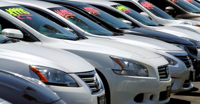 El Gobierno eliminará impuestos que buscan bajar el precio de los autos y las motos