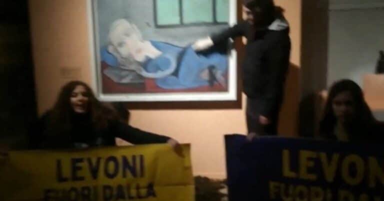 Un grupo de animalistas atacaron con materia fecal el vidrio que cubre un obra de Picasso