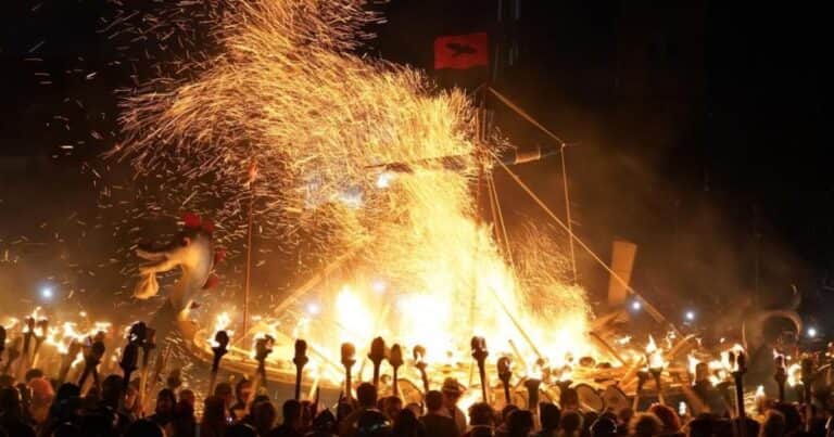 Video: fuego, antorchas y las impresionantes imágenes de un festival vikingo en Escocia