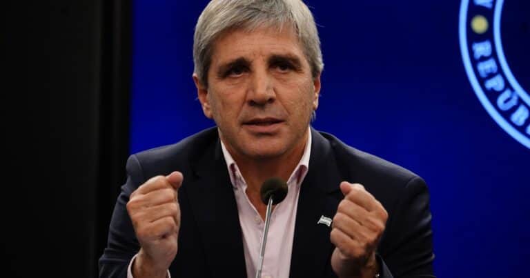 El Gobierno busca un préstamo de dos fondos o plata del FMI, además del «REPO» con bancos