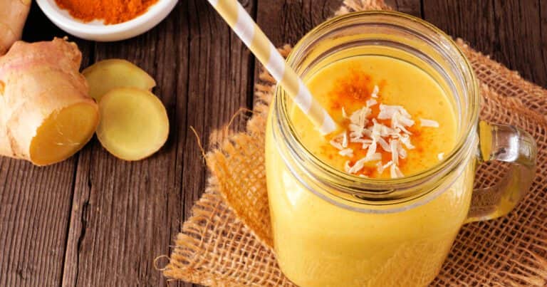 Cuáles son los beneficios de tomar jugo de ananá, cúrcuma y jengibre todas las mañanas