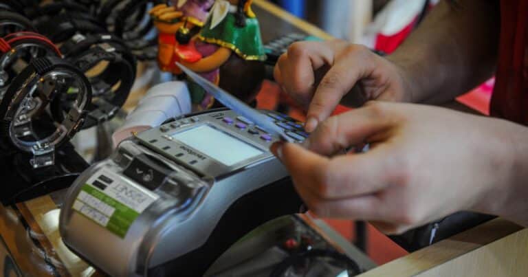 Pagos en dólares y debate por los préstamos: ¿comienza la economía bimonetaria?